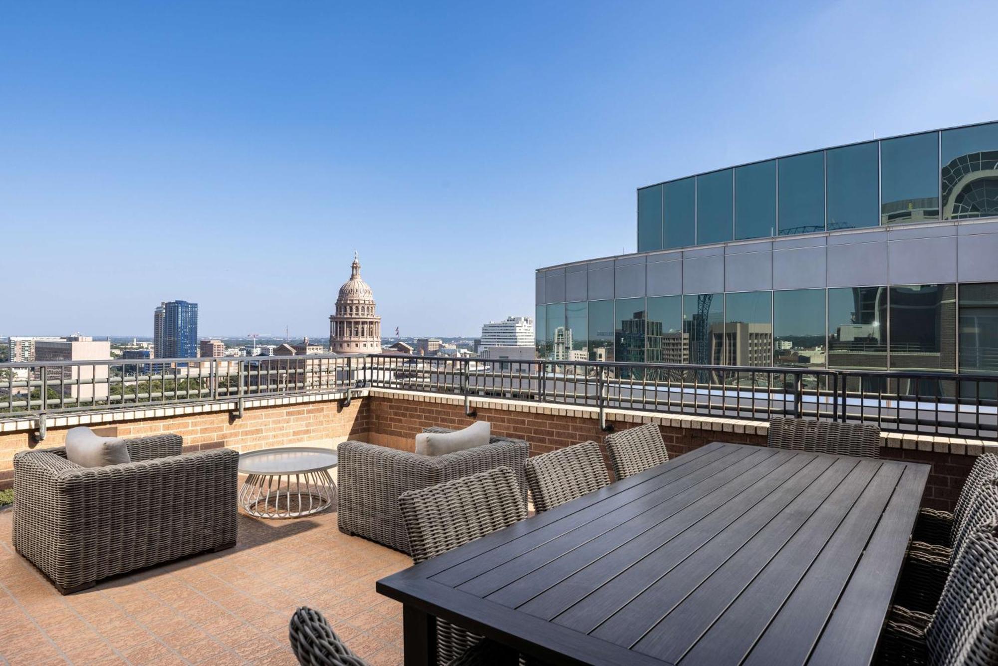 Doubletree Suites By Hilton Austin Downtown Capitol Exterior foto