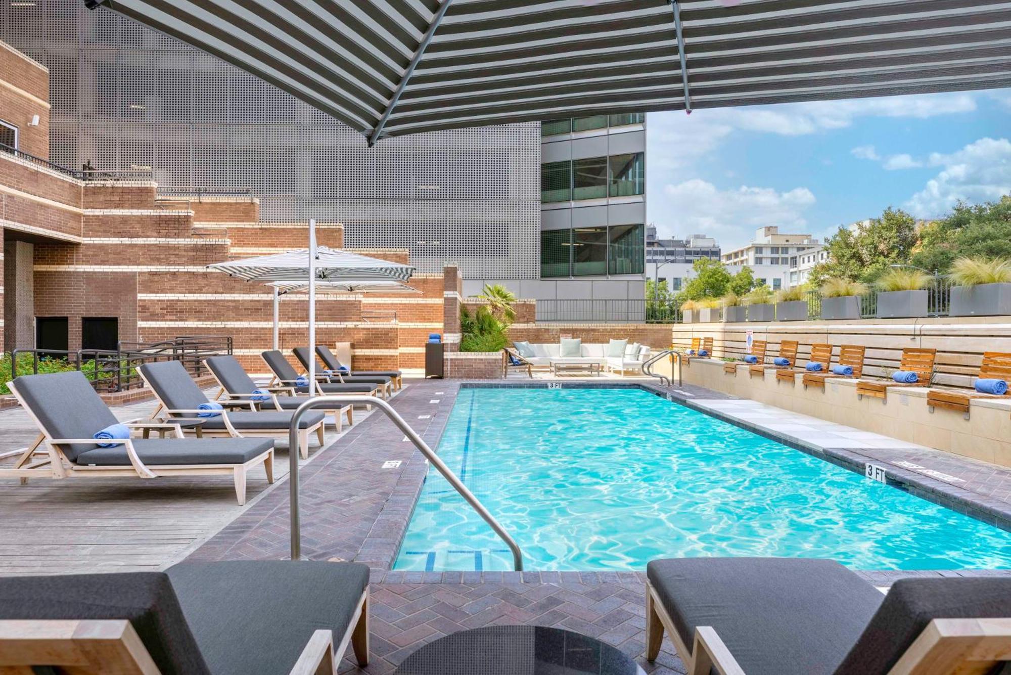 Doubletree Suites By Hilton Austin Downtown Capitol Exterior foto