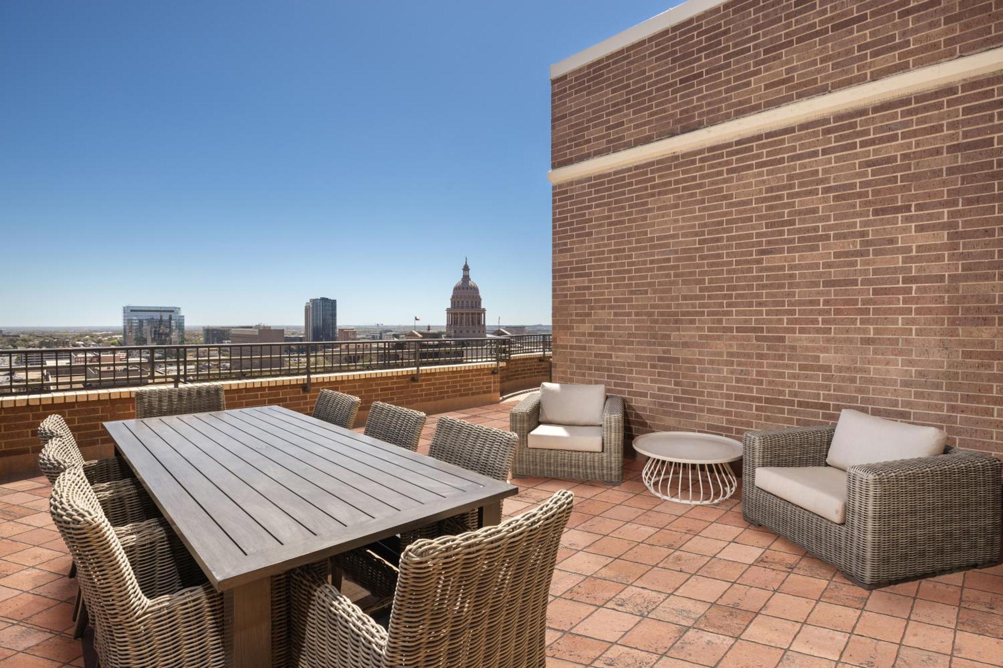 Doubletree Suites By Hilton Austin Downtown Capitol Exterior foto