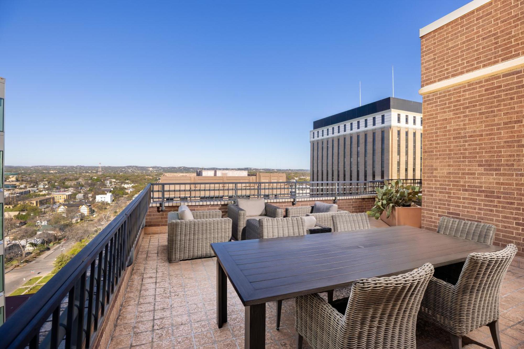 Doubletree Suites By Hilton Austin Downtown Capitol Exterior foto